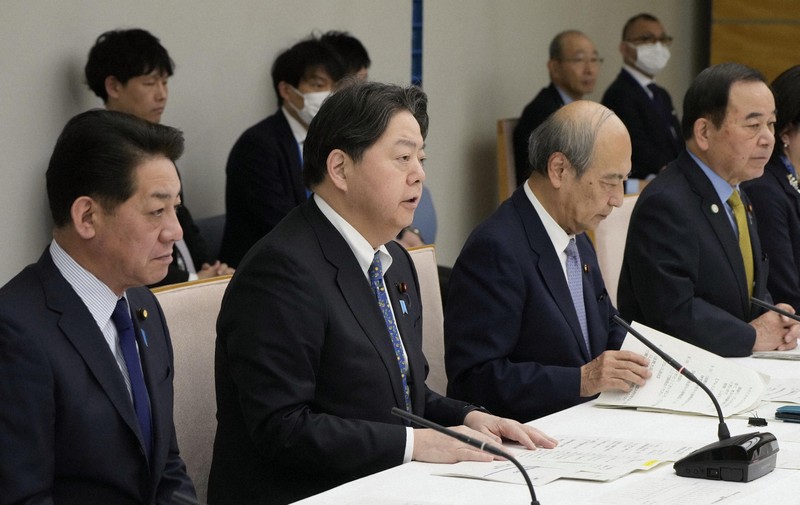 O secretário-chefe de gabinete, Yoshimasa Hayashi, segundo a partir da esquerda, fala em uma reunião ministerial sobre aceitação de trabalhadores estrangeiros em 29 de março de 2024, no gabinete do primeiro-ministro. (Kyodo)
